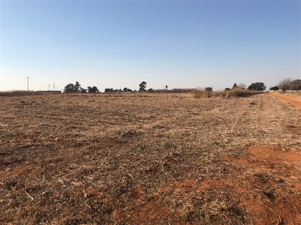 1.7 ha Land available in Droogefontein