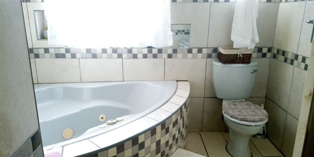 3 Bed House in Benoni Central photo number 11