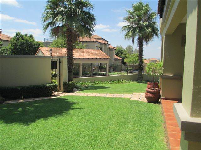 3 Bed Apartment in Lonehill photo number 23
