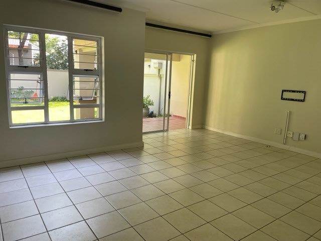 3 Bed Apartment in Lonehill photo number 6
