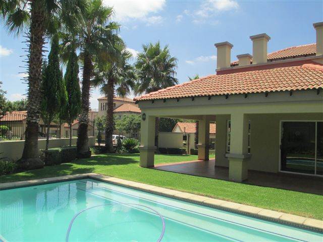 3 Bed Apartment in Lonehill photo number 22