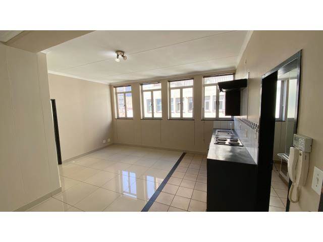 2 Bed Penthouse in Braamfontein photo number 5
