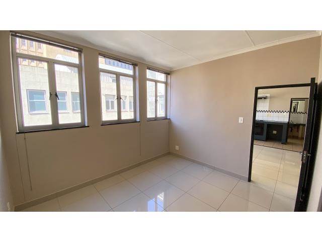 2 Bed Penthouse in Braamfontein photo number 10