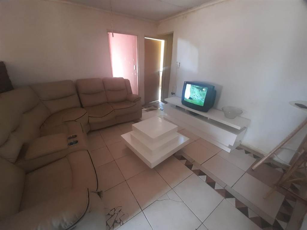 3 Bed House in Chloorkop photo number 11