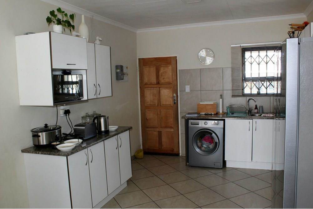 2 Bed Apartment in Witpoortjie photo number 5