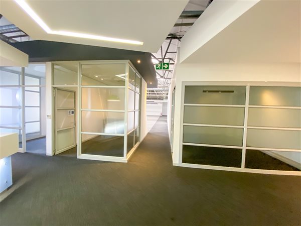 934  m² Commercial space