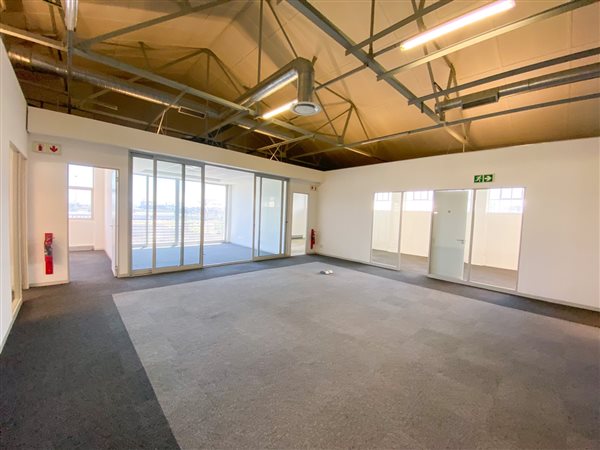 934  m² Commercial space