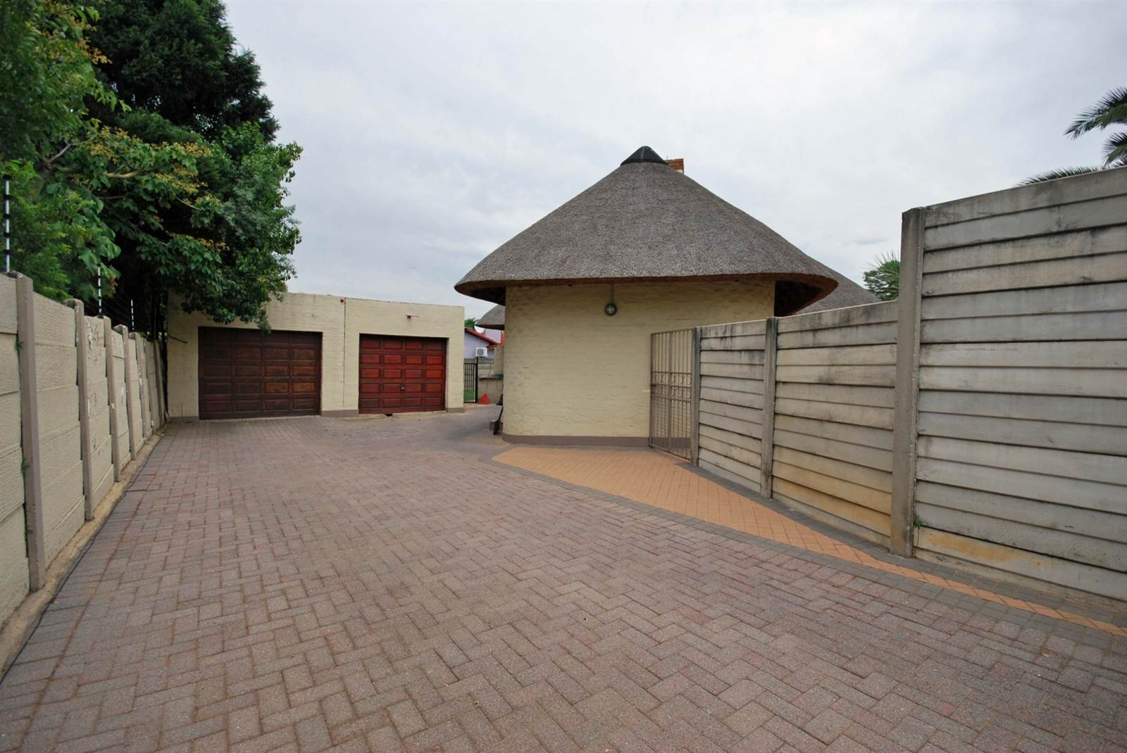4 Bed House in Brackendowns photo number 26