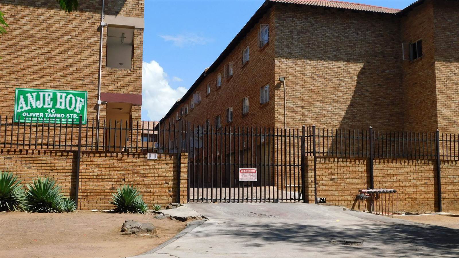 3 Bed Townhouse in Rustenburg Central photo number 1