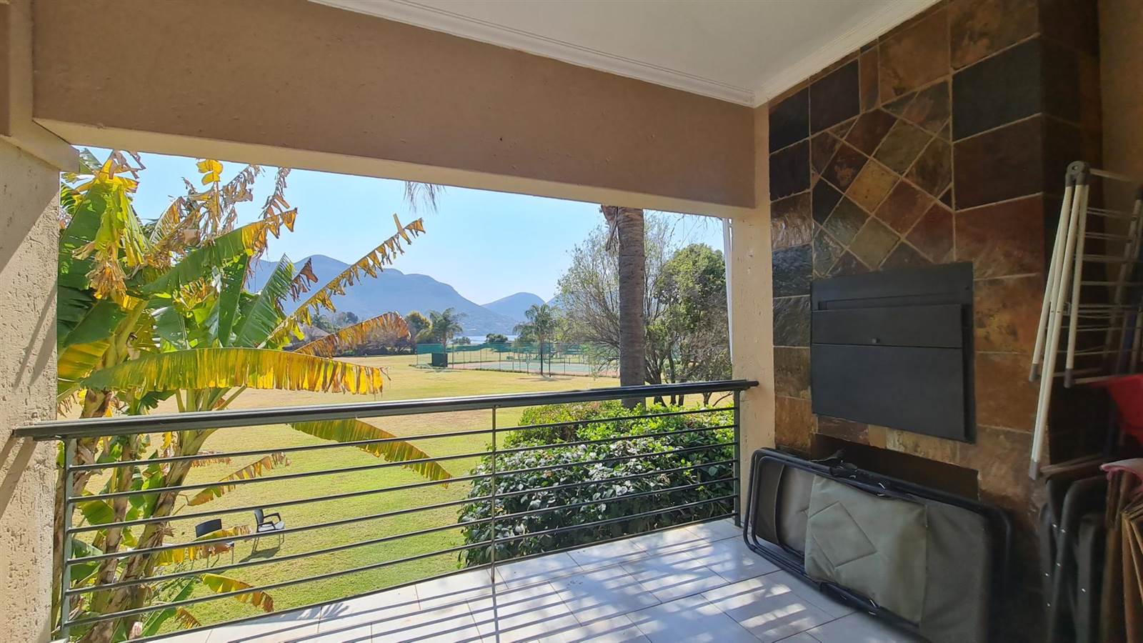 2 Bed Apartment in Hartbeespoort Dam photo number 2