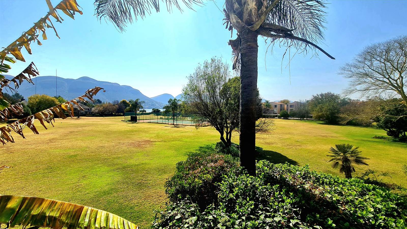 2 Bed Apartment in Hartbeespoort Dam photo number 11