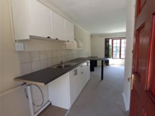 Bachelor apartment in Bloubosrand