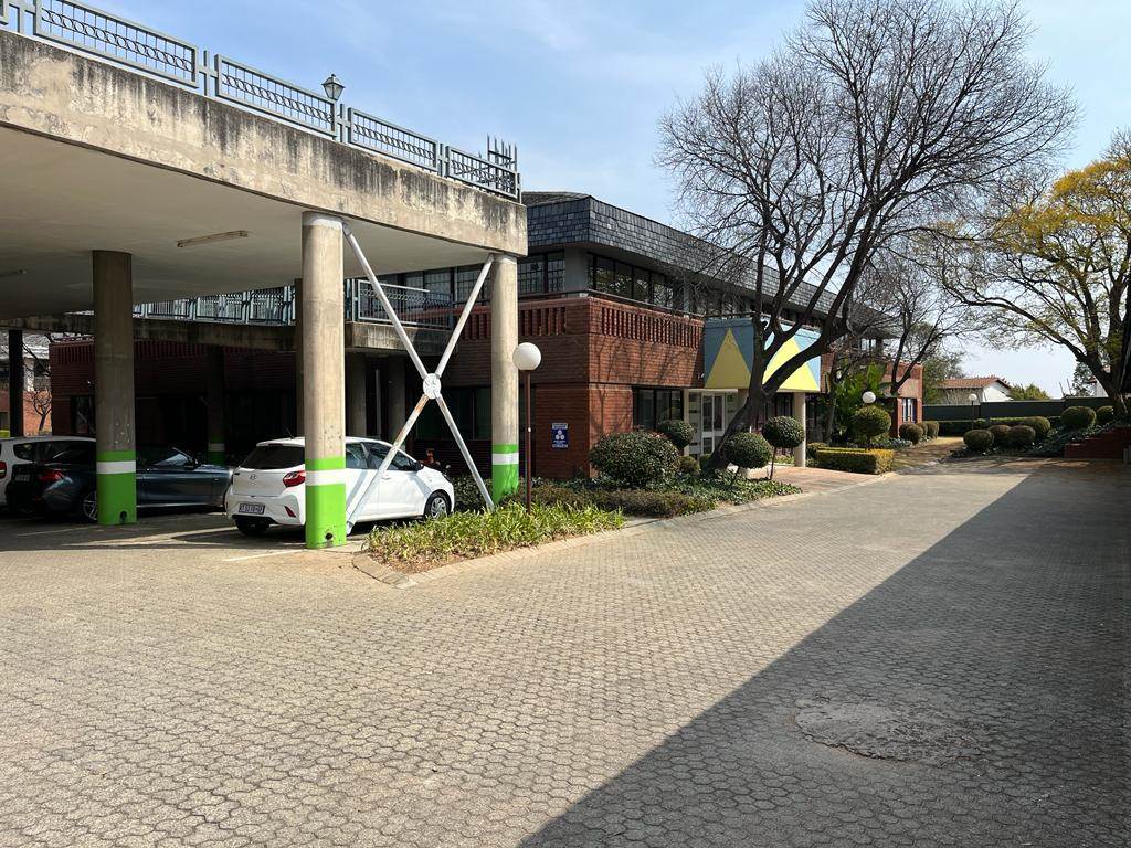 1013  m² Commercial space in Bryanston photo number 2