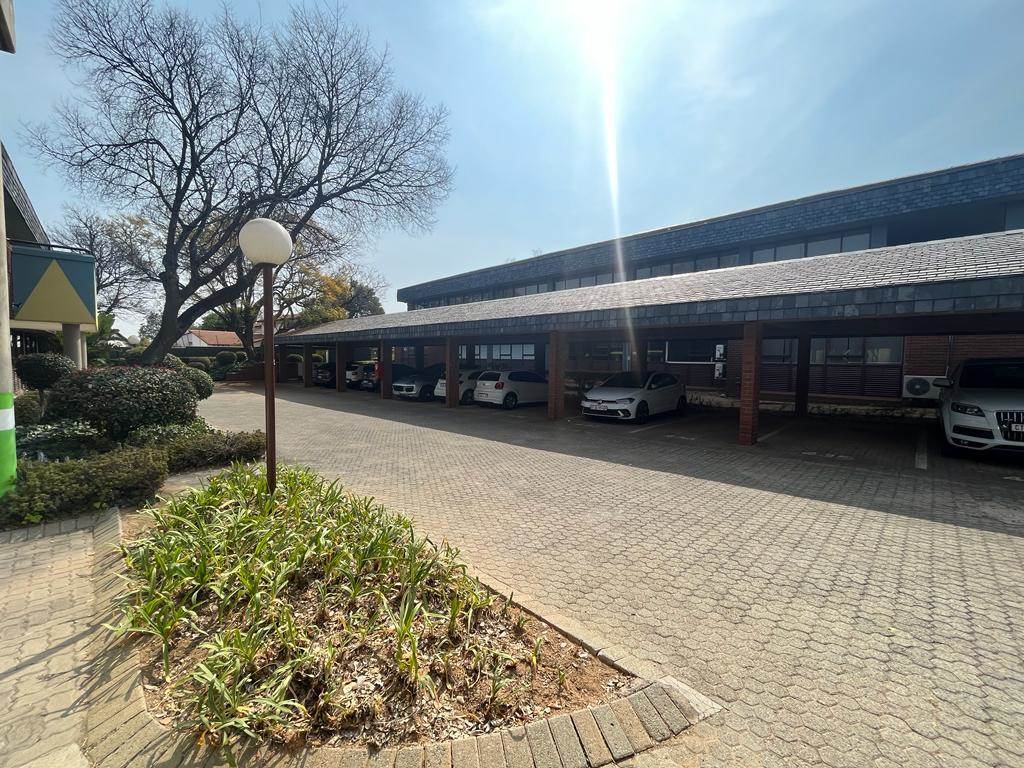1013  m² Commercial space in Bryanston photo number 3