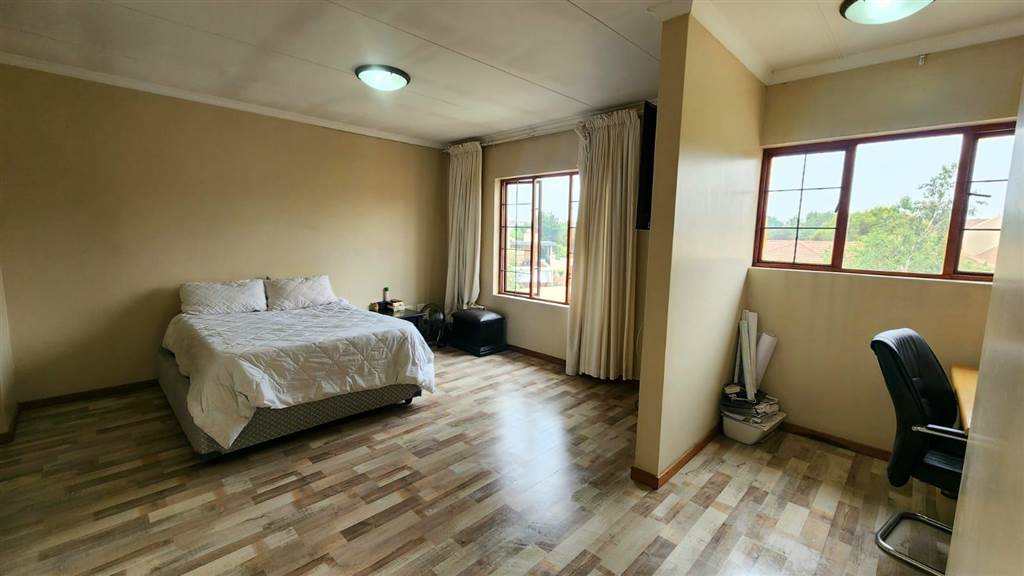 2 Bed Townhouse in Secunda photo number 10