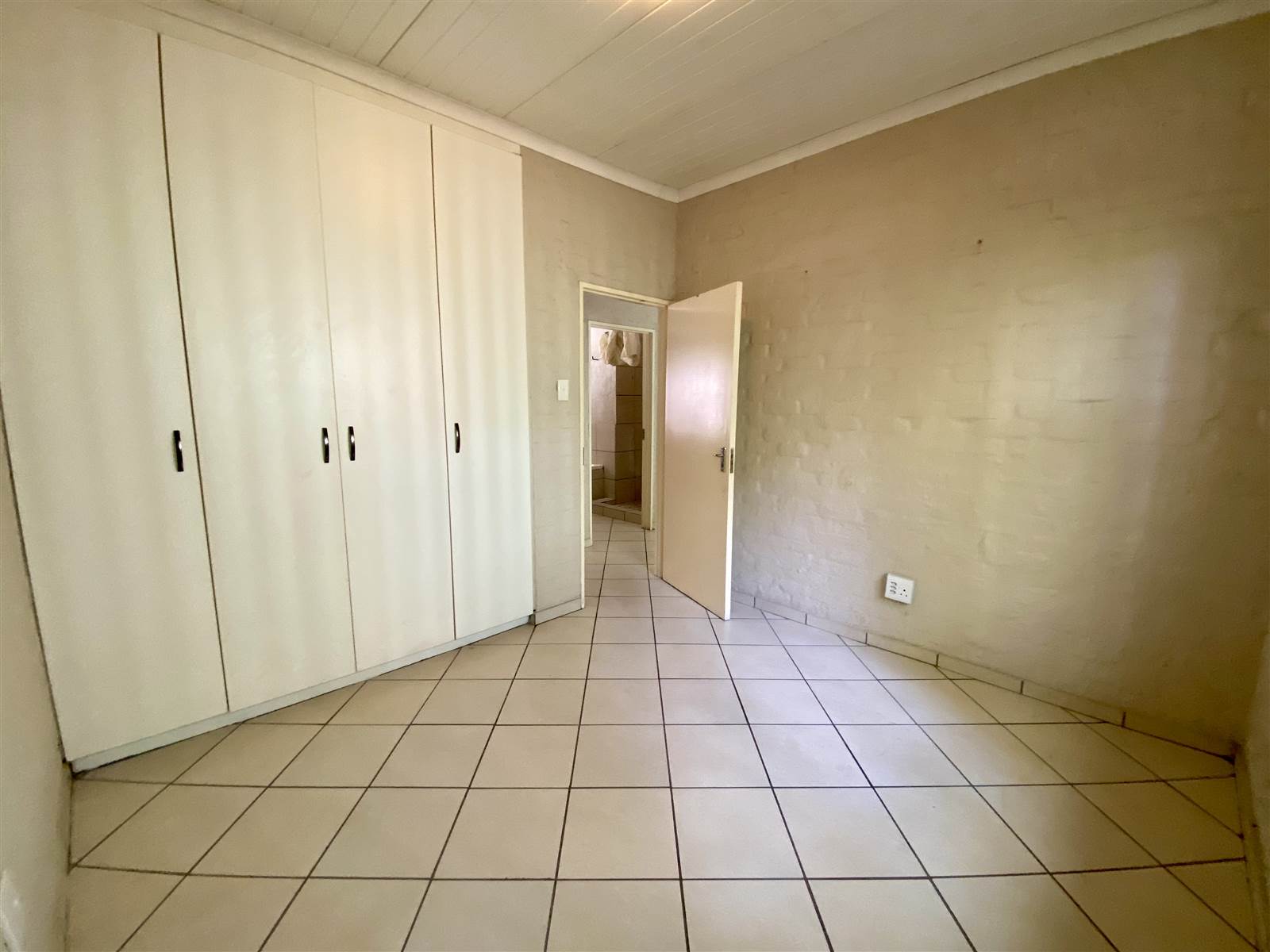 2 Bed Apartment in Sonheuwel photo number 8