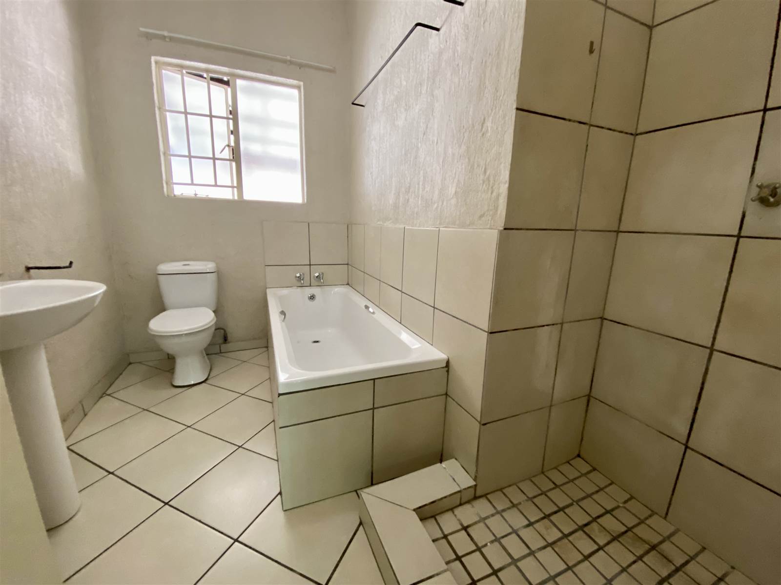 2 Bed Apartment in Sonheuwel photo number 11