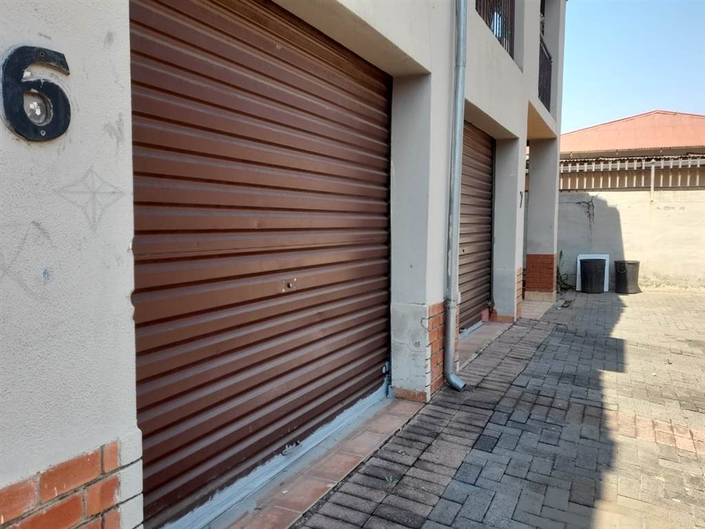 800  m² Commercial space in Rustenburg Central photo number 12