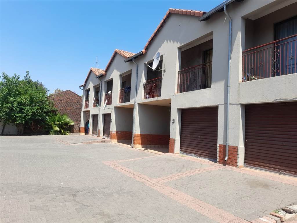 800  m² Commercial space in Rustenburg Central photo number 11