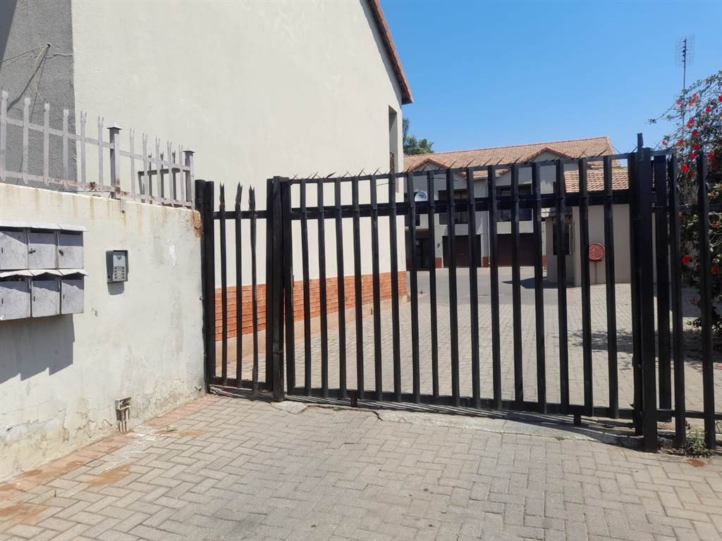 800  m² Commercial space in Rustenburg Central photo number 6