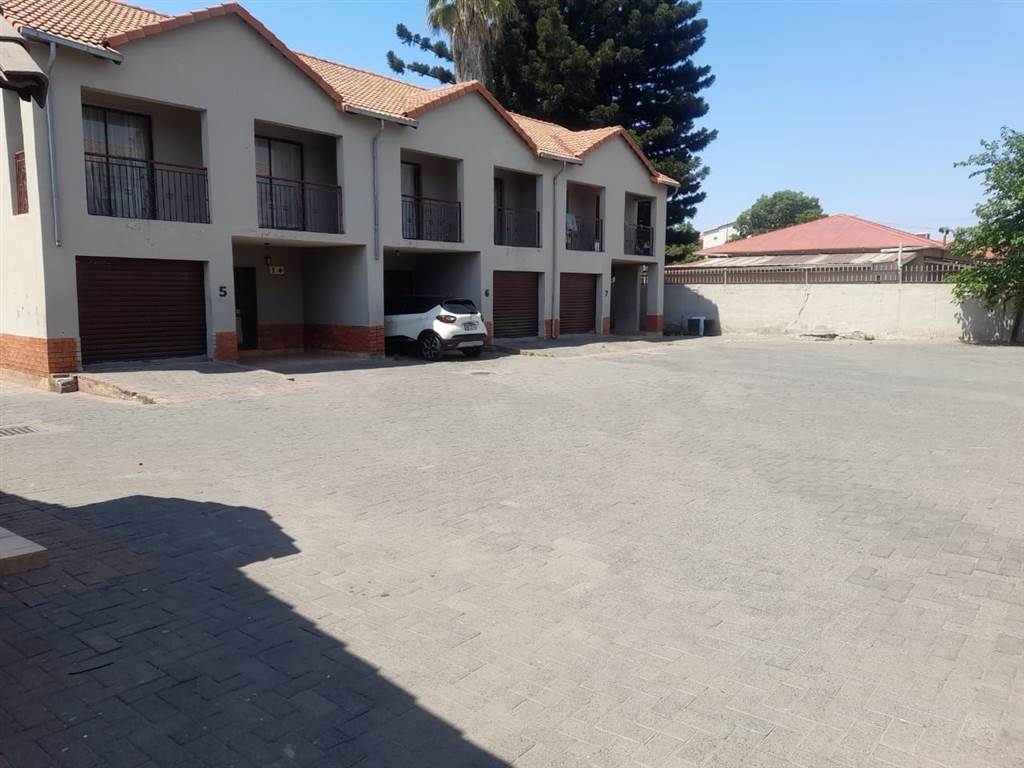 800  m² Commercial space in Rustenburg Central photo number 9