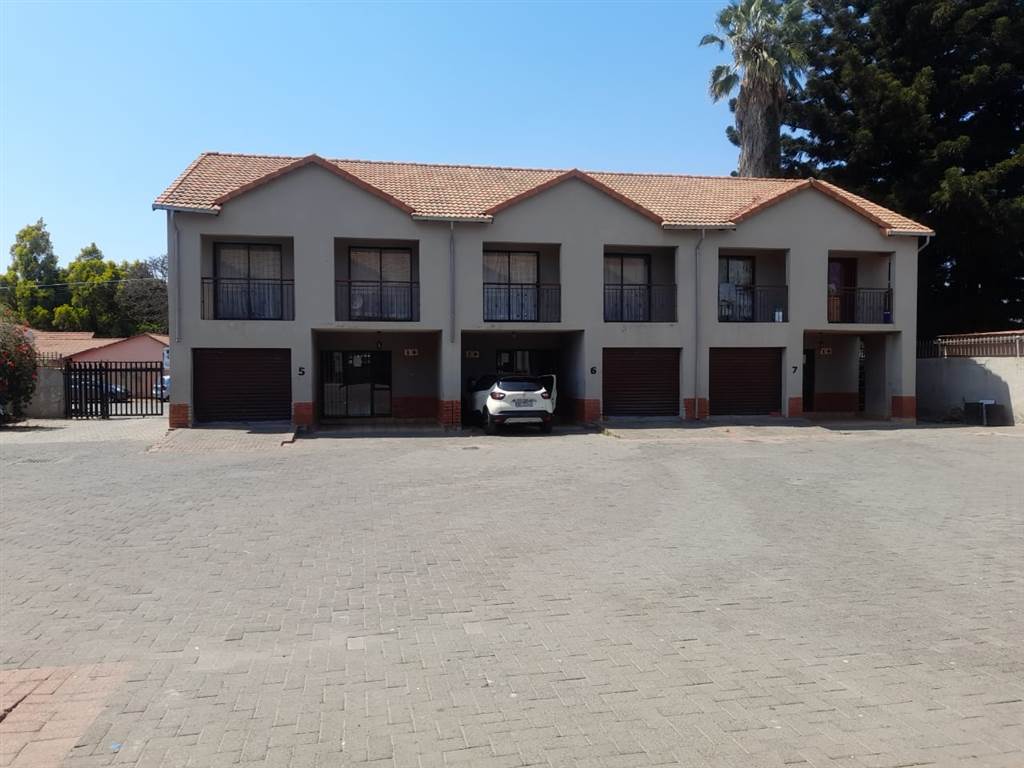 800  m² Commercial space in Rustenburg Central photo number 4