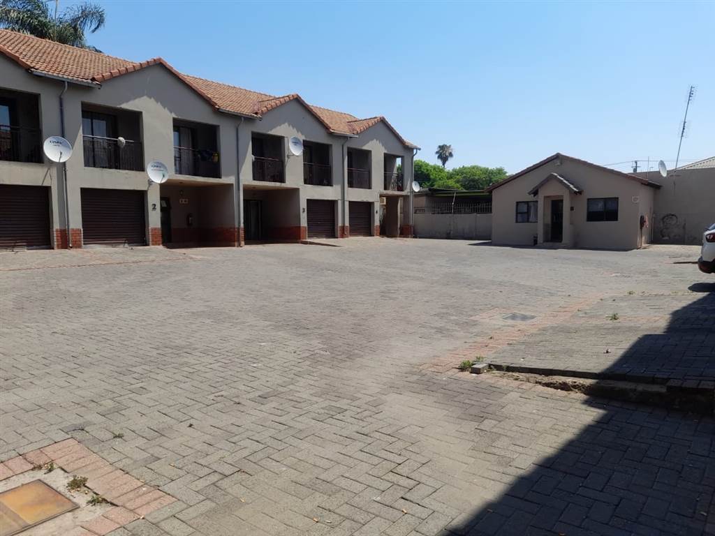 800  m² Commercial space in Rustenburg Central photo number 10
