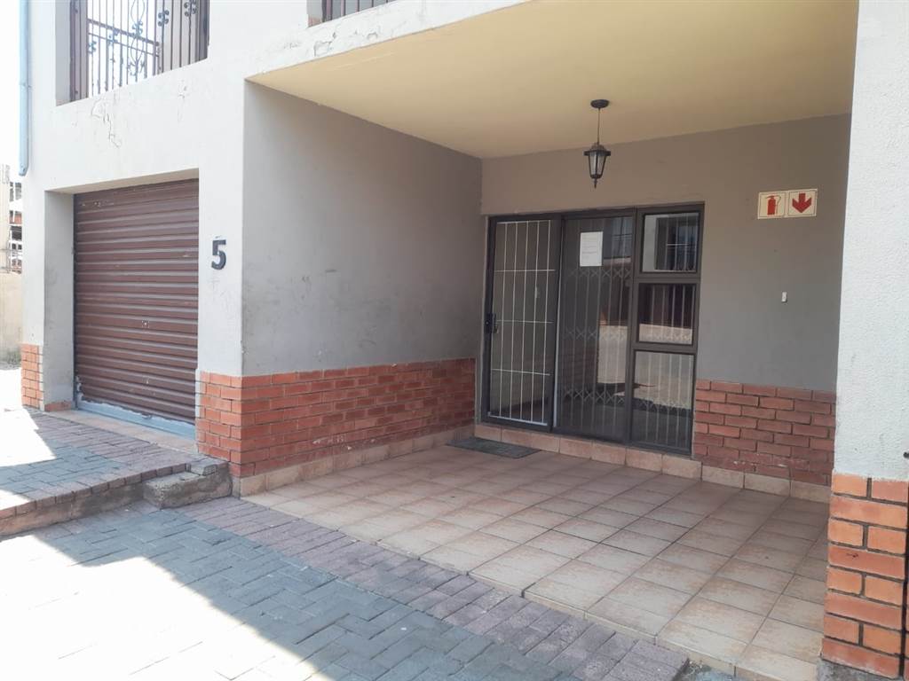 800  m² Commercial space in Rustenburg Central photo number 3
