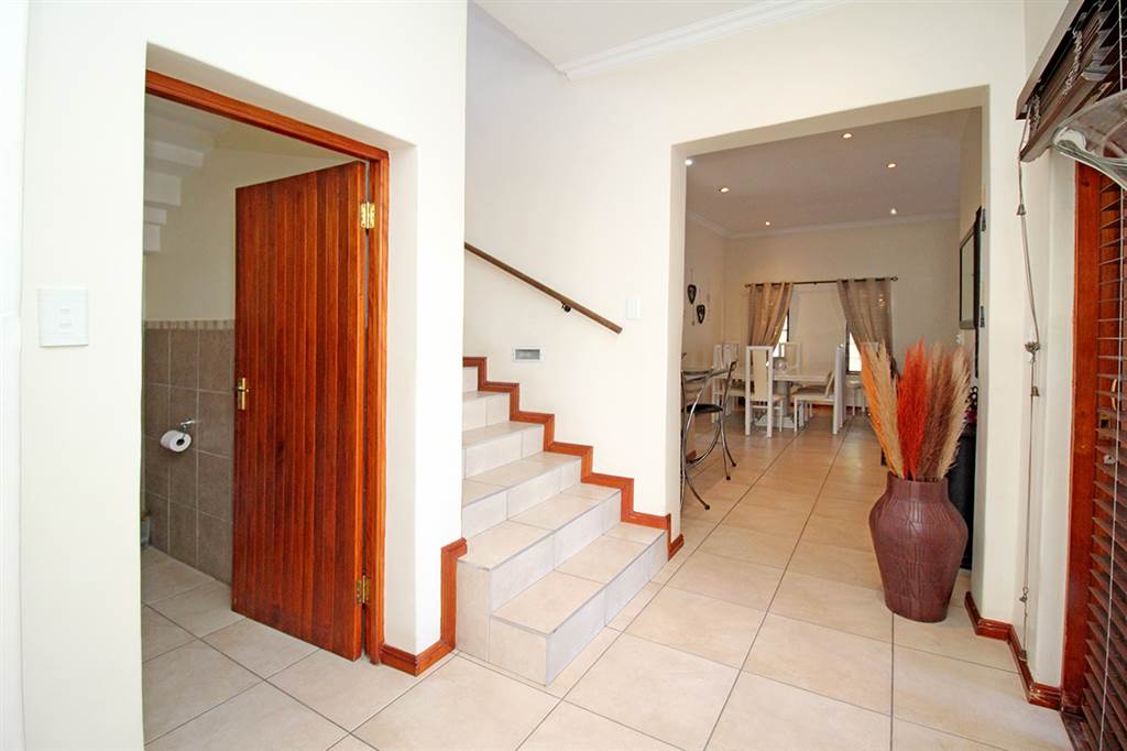 4 Bed House in Broadacres photo number 16
