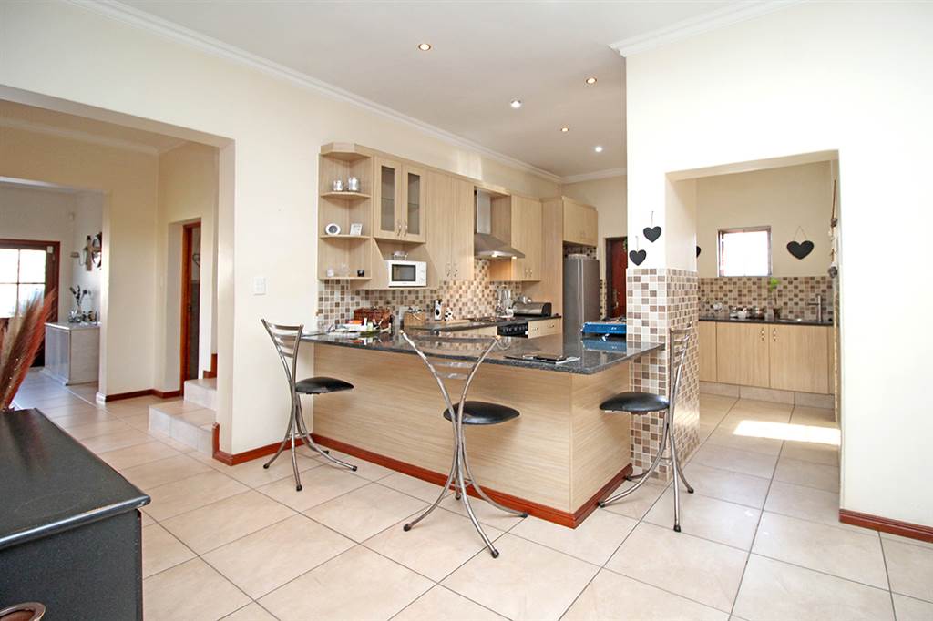 4 Bed House in Broadacres photo number 3