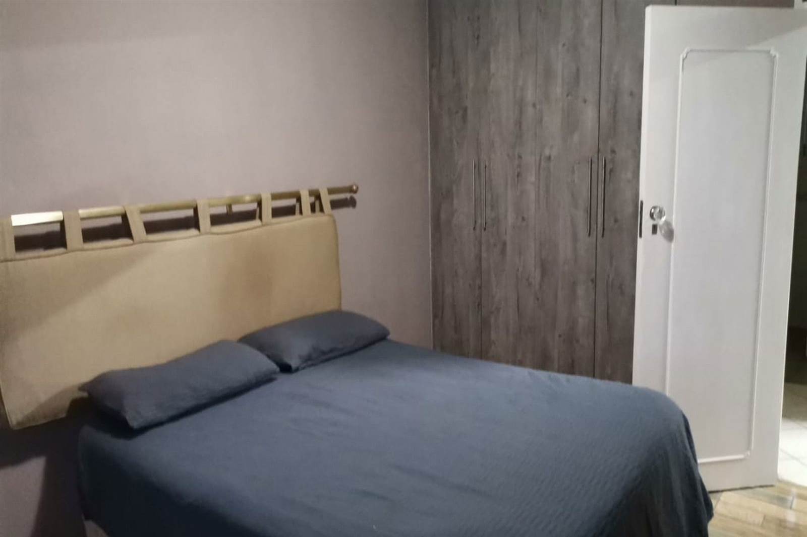 2 Bed Apartment in Amanzimtoti photo number 11