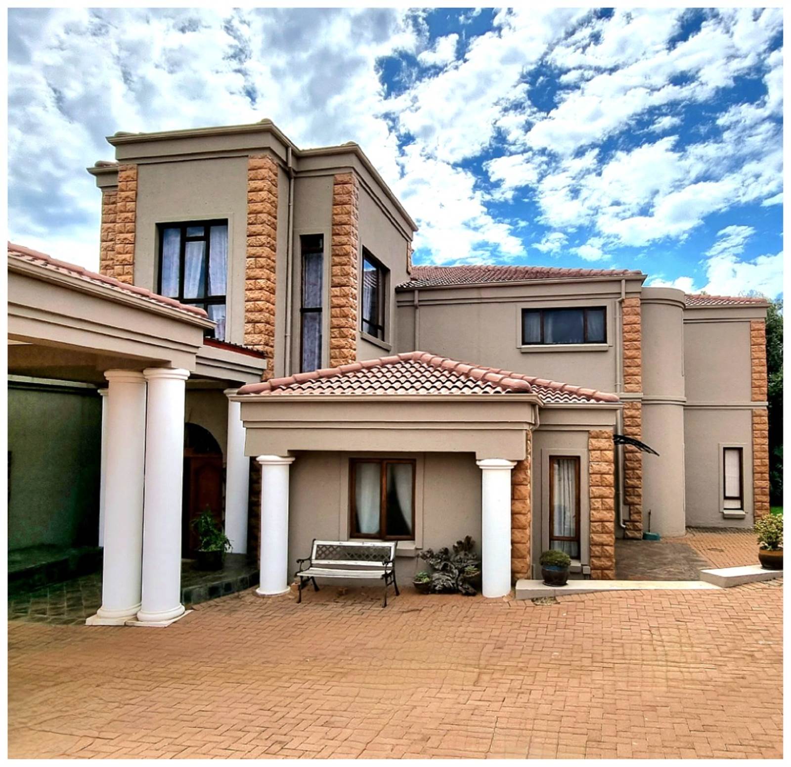8 Bed House in Ruimsig photo number 1