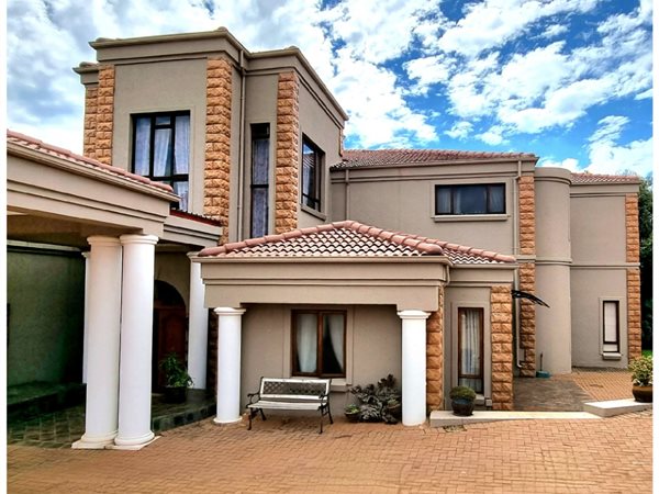 8 Bed House in Ruimsig