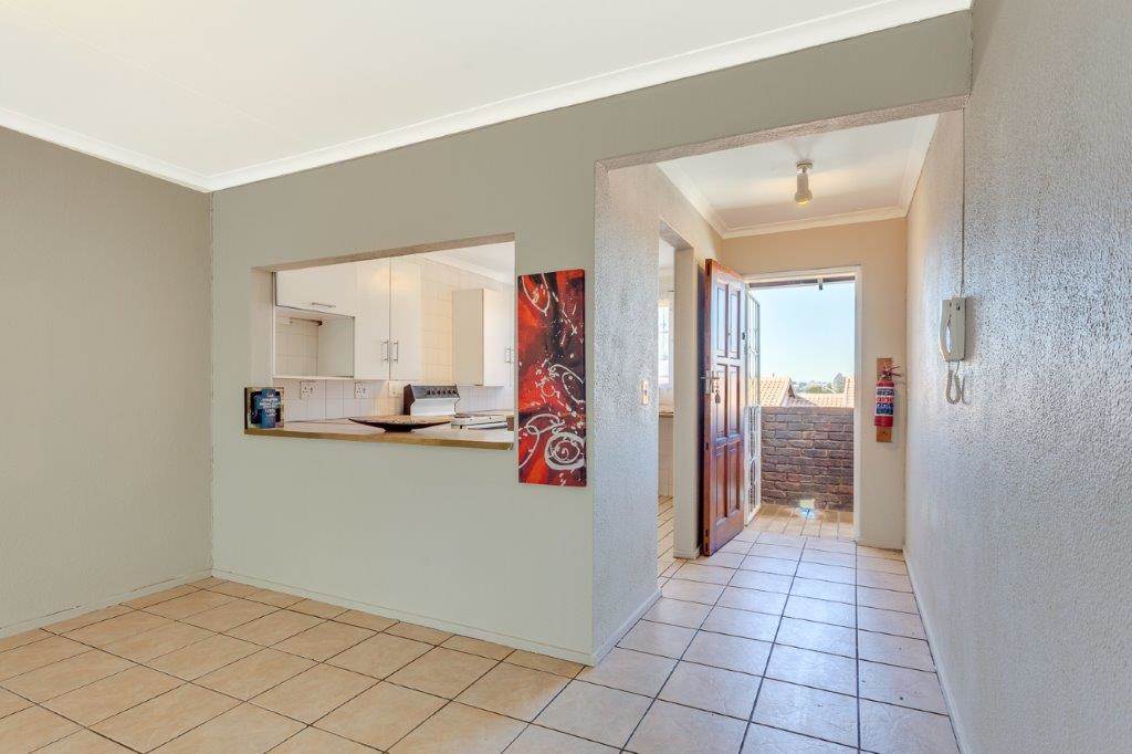 2 Bed Townhouse in Northcliff photo number 4