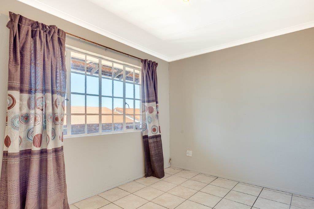 2 Bed Townhouse in Northcliff photo number 9