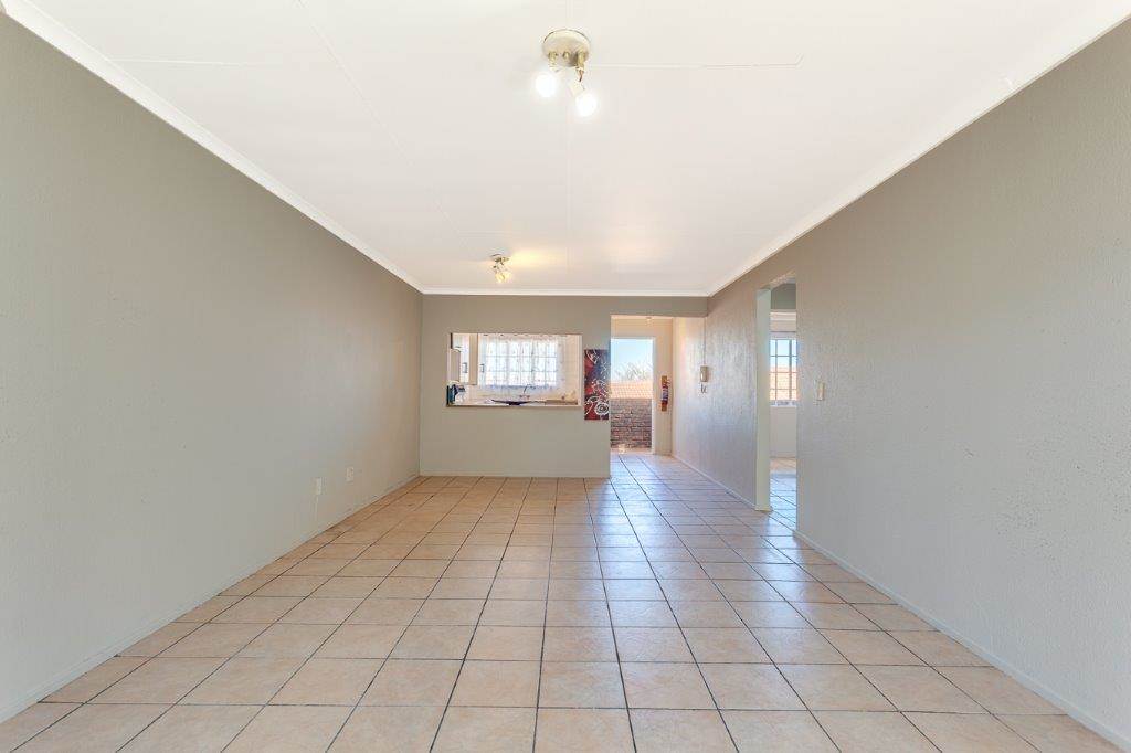 2 Bed Townhouse in Northcliff photo number 6