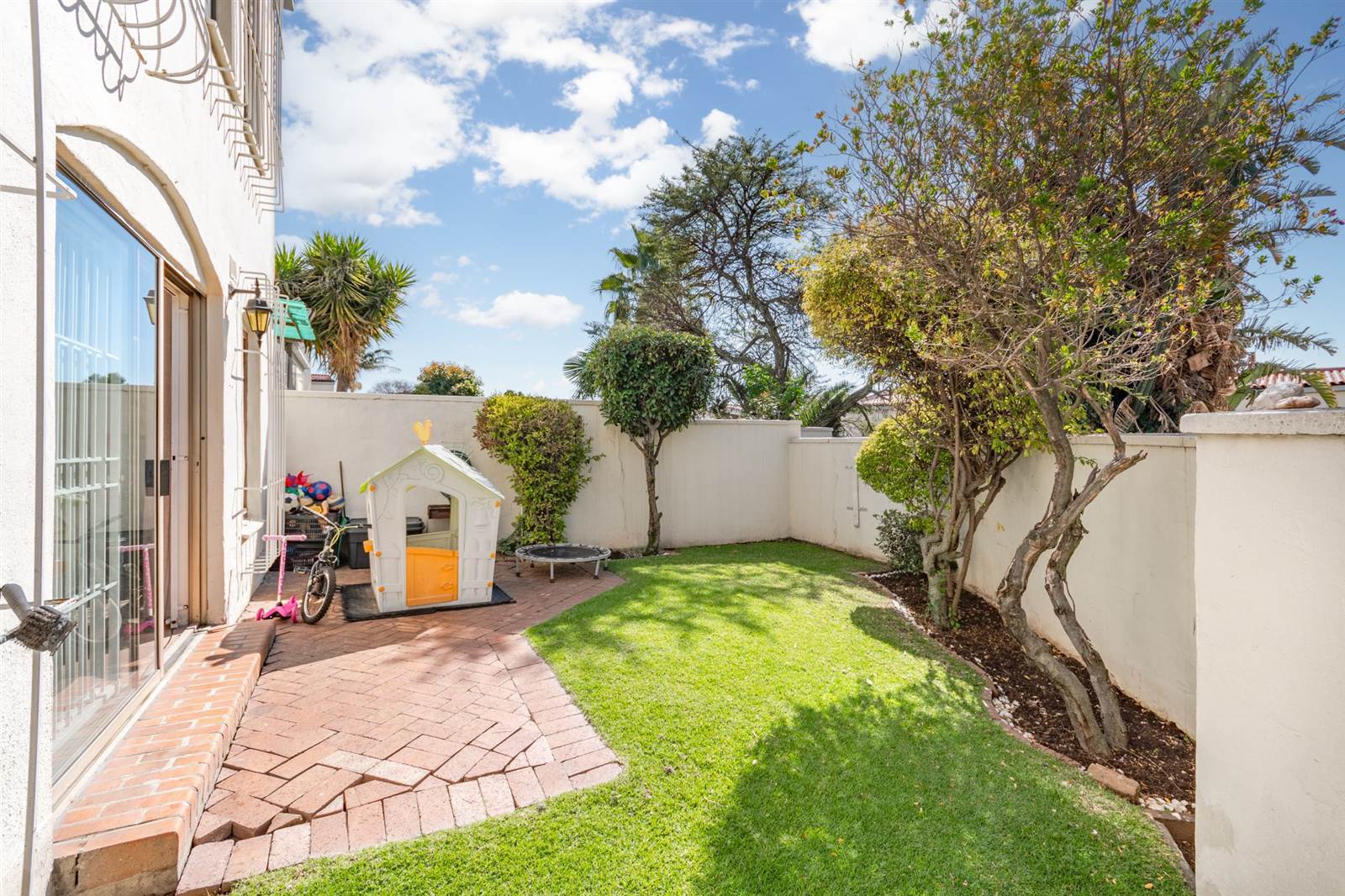 2 Bed Townhouse in Corlett Gardens photo number 22