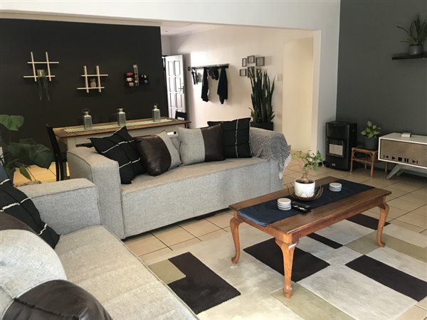 3 Bed Townhouse in Waterkloof Heights