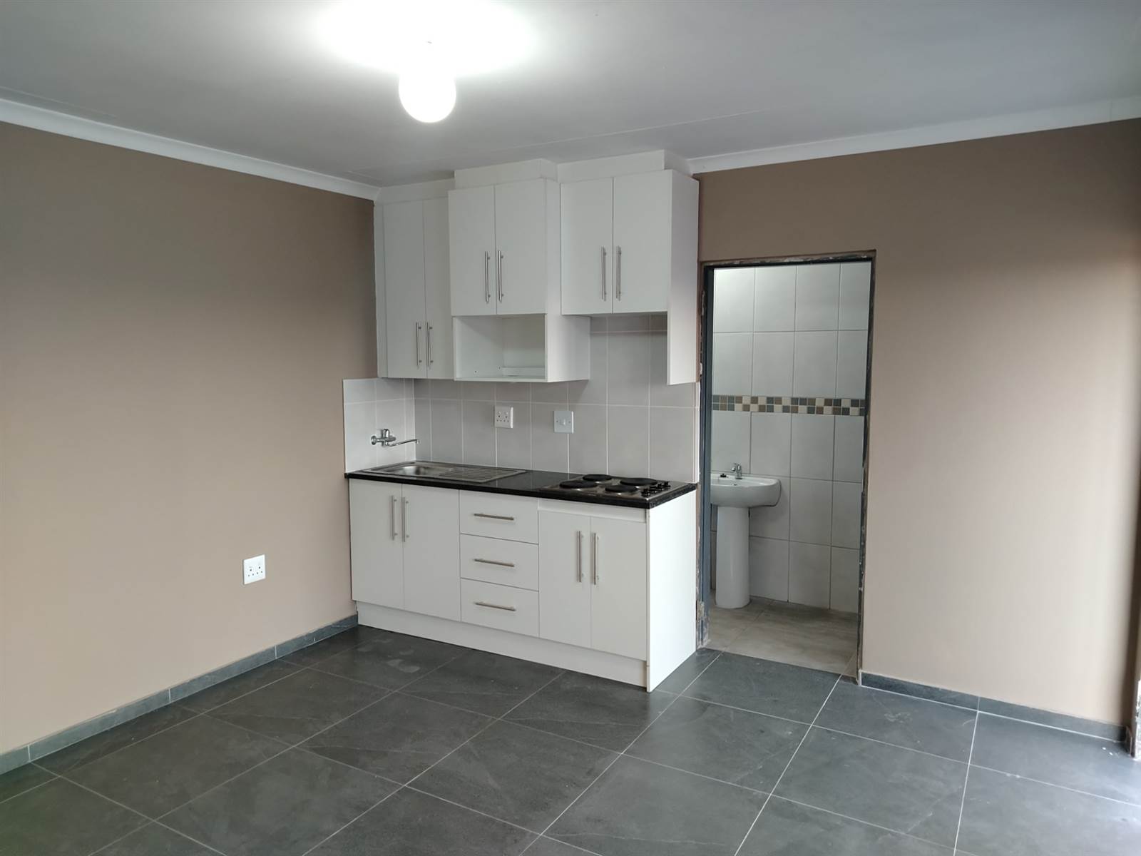 Bachelor apartment in Protea Glen photo number 1