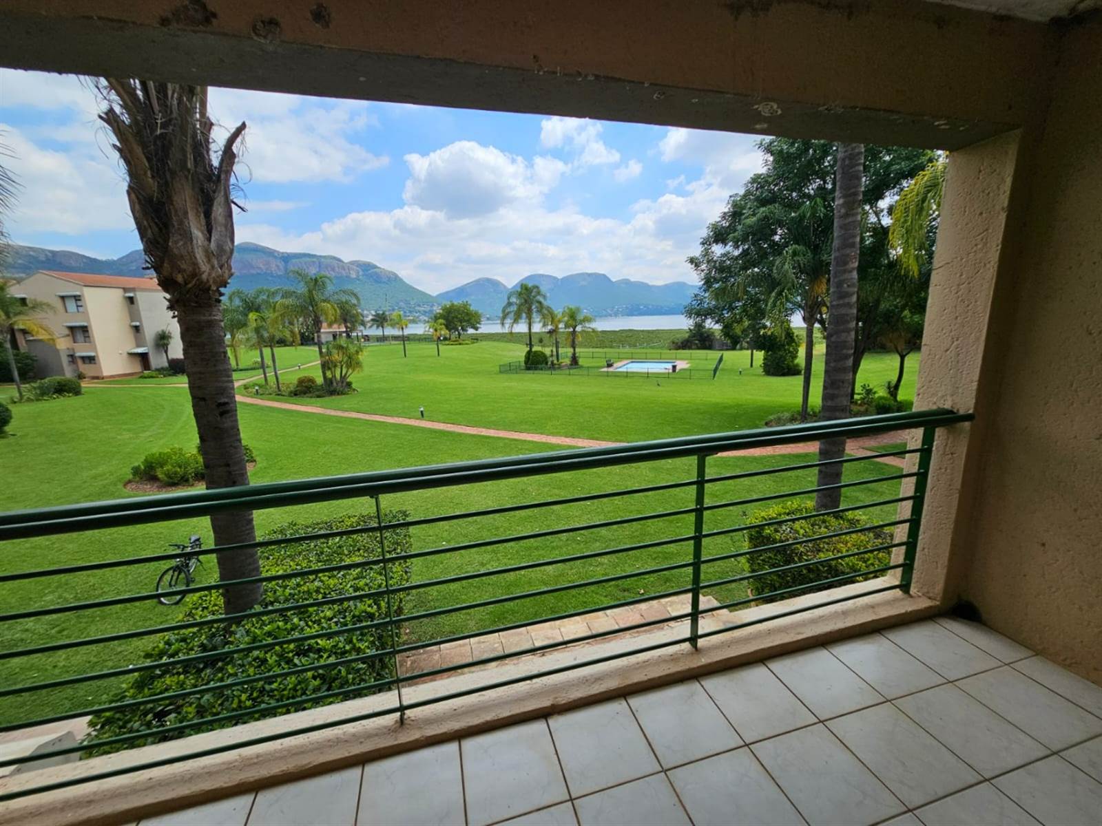 2 Bed Apartment in Hartbeespoort Dam photo number 2