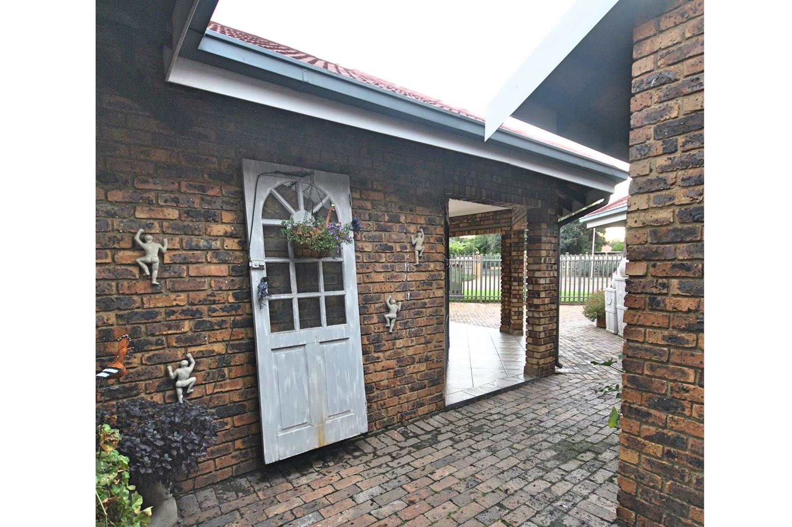 4 Bed House in Vaalpark photo number 7