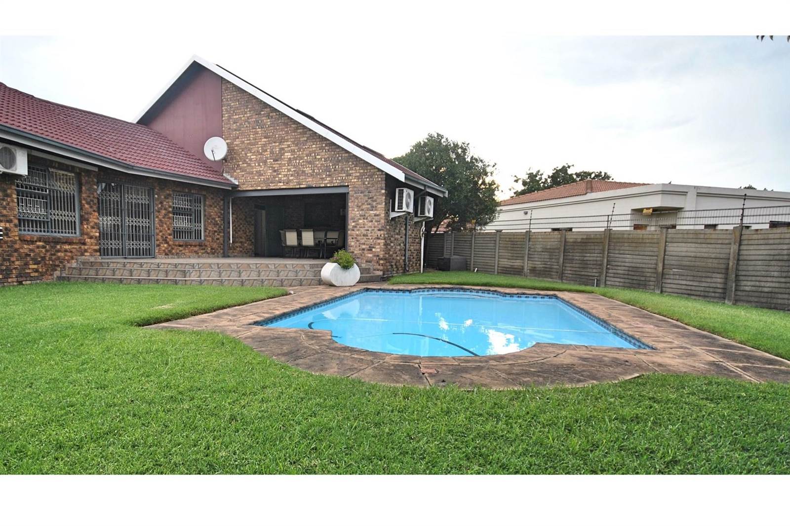 4 Bed House in Vaalpark photo number 17