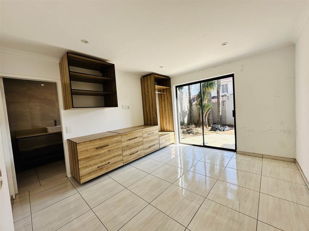 4 Bed House in Bedfordview photo number 15