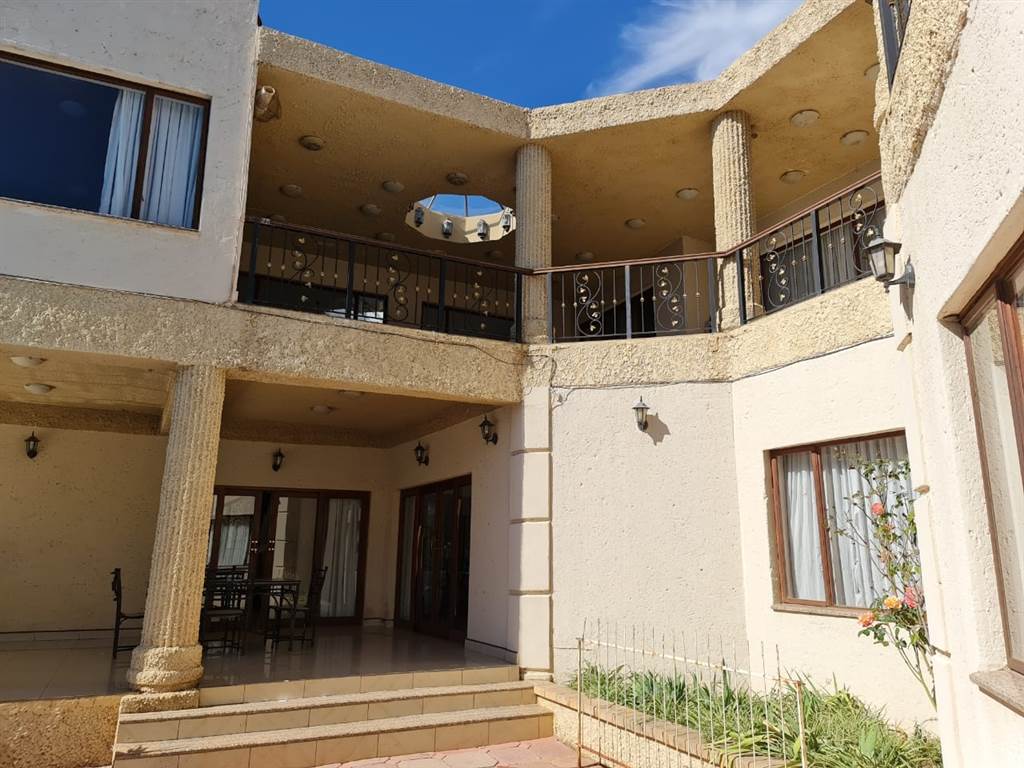 8 Bed House in Mafikeng photo number 4