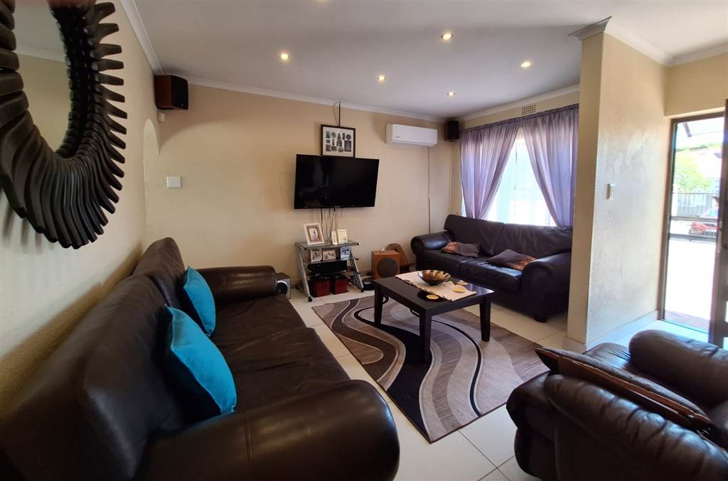 3 Bed House in Pinelands photo number 3