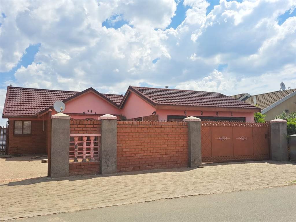 3 Bed House in Bloemfontein photo number 2