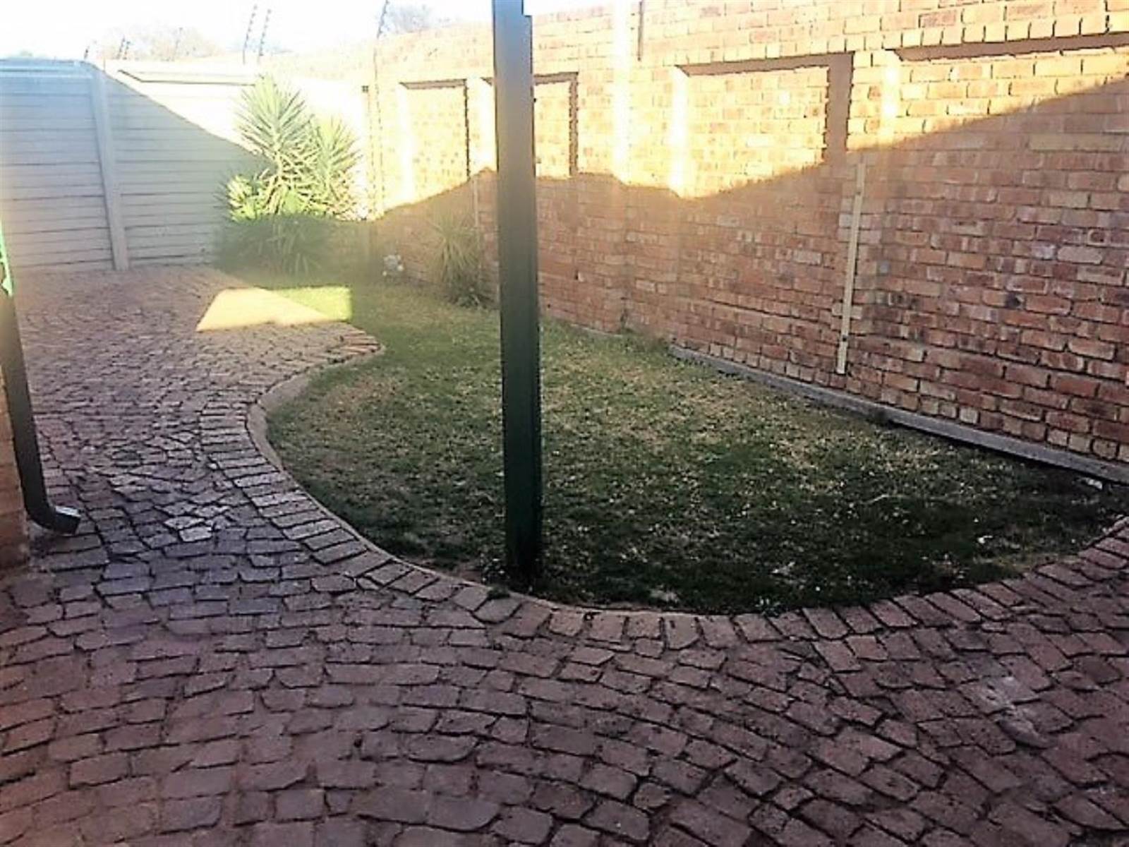 3 Bed Townhouse in Rietfontein photo number 14