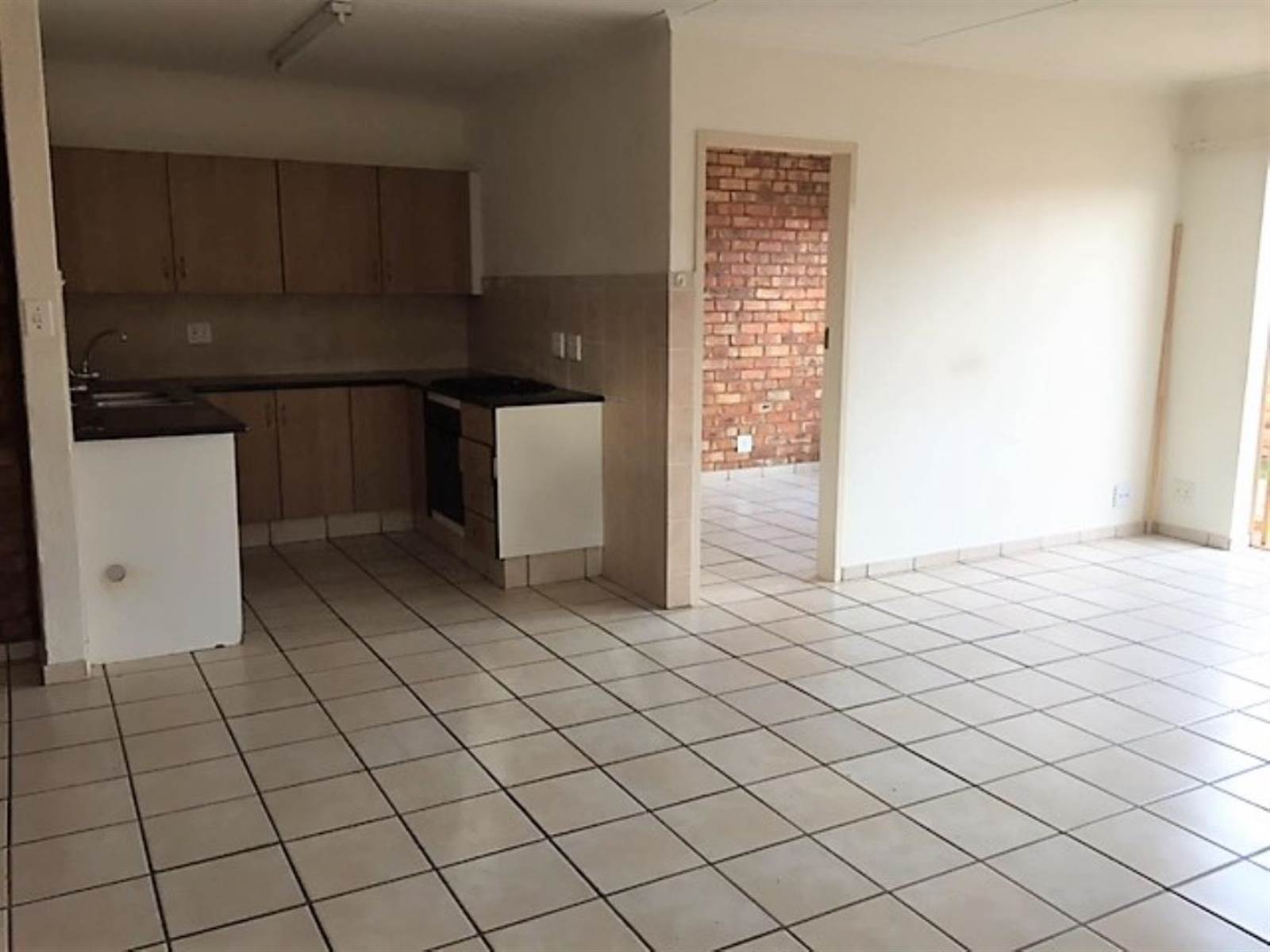 3 Bed Townhouse in Rietfontein photo number 2