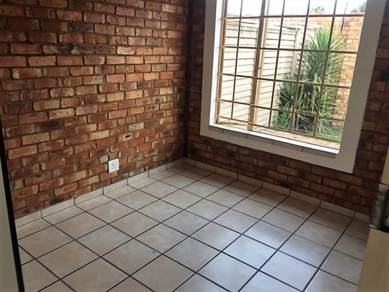 3 Bed Townhouse in Rietfontein photo number 9