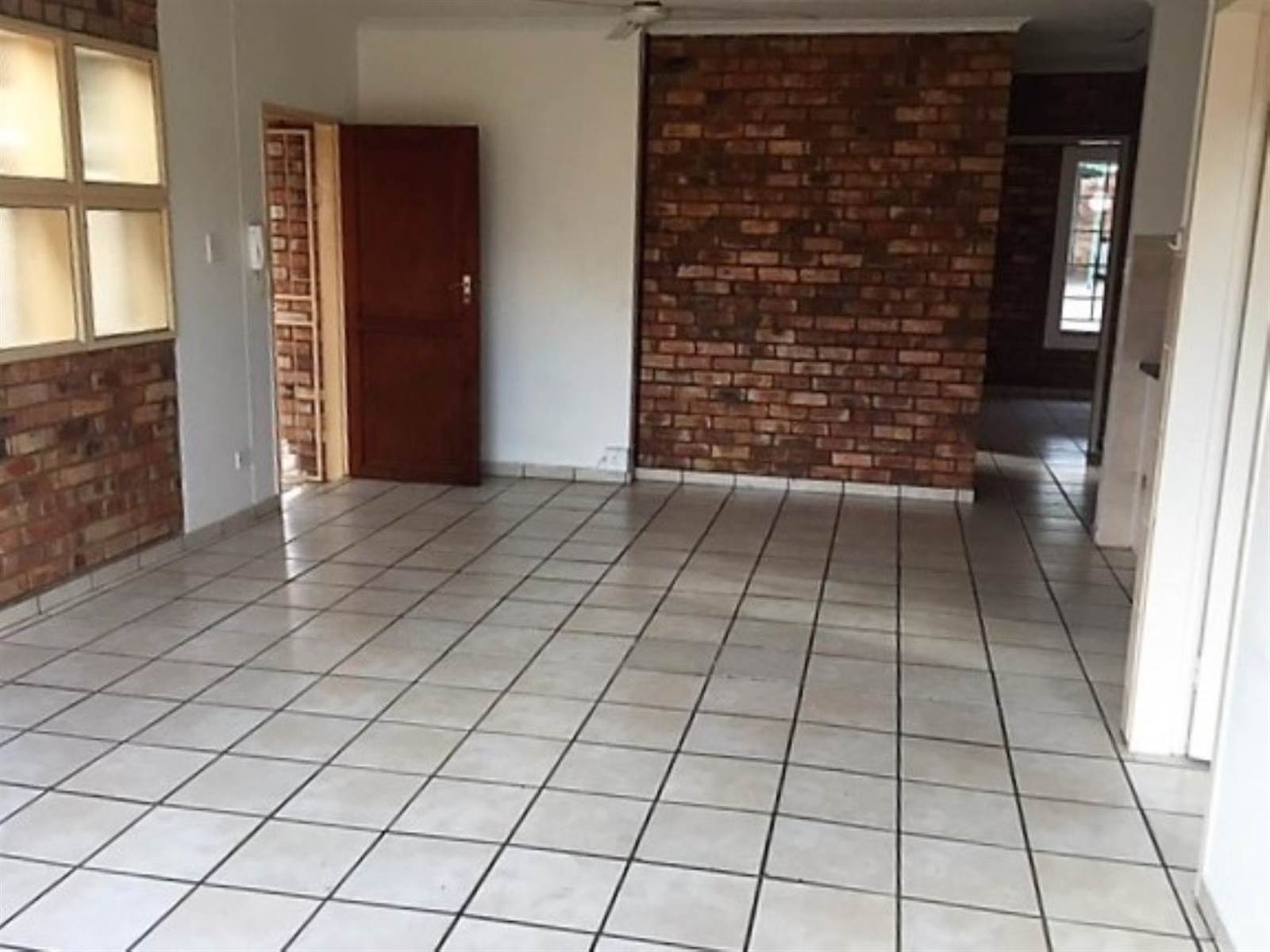 3 Bed Townhouse in Rietfontein photo number 3